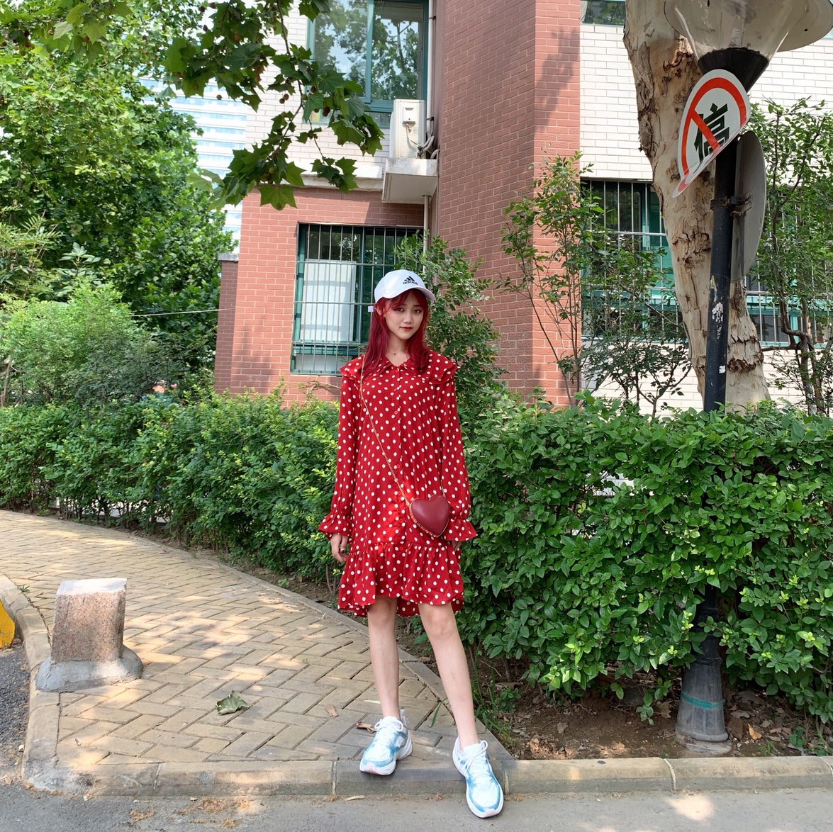 夏天真的是个神奇季节 穿亮色的衣服心情真