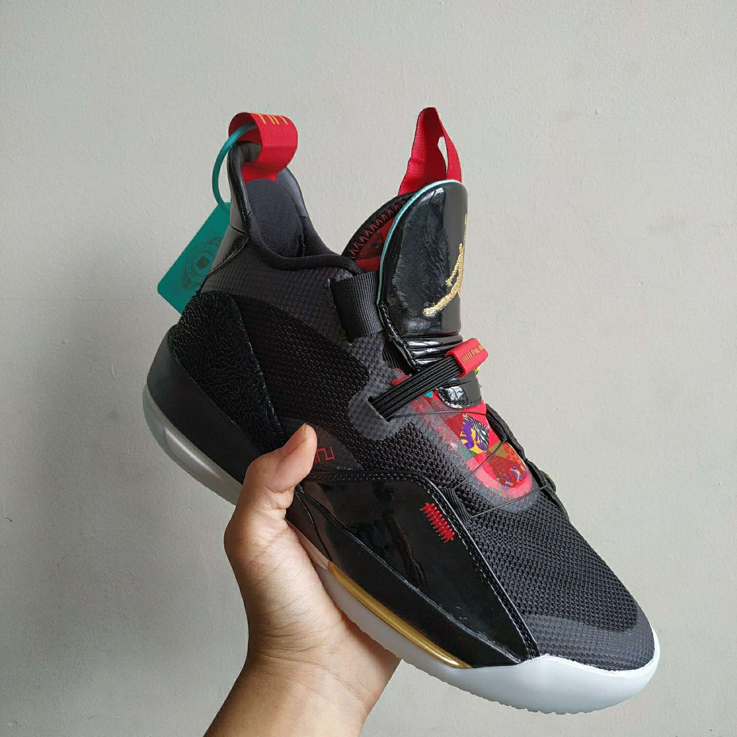 这回在毒上面买的aj33百家衣，虽然还不