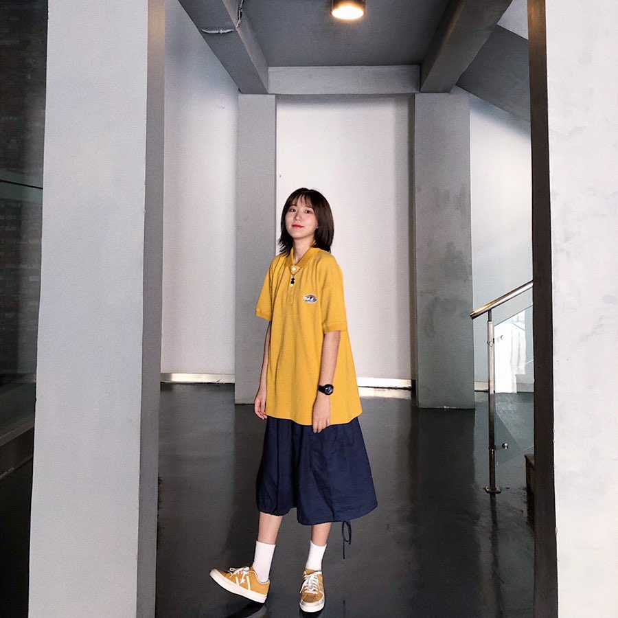 鲜黄色即为青春活力的代表色,同色的T恤与