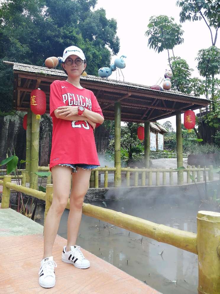 🤗     老阿姨，逛公园     🤗