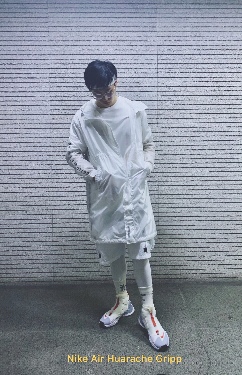 头：Adidas
衣：lining
裤：