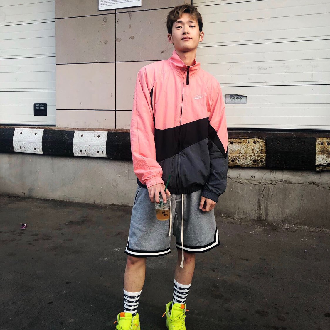 #OOTD##今日穿搭#
今天是小奶狗吗