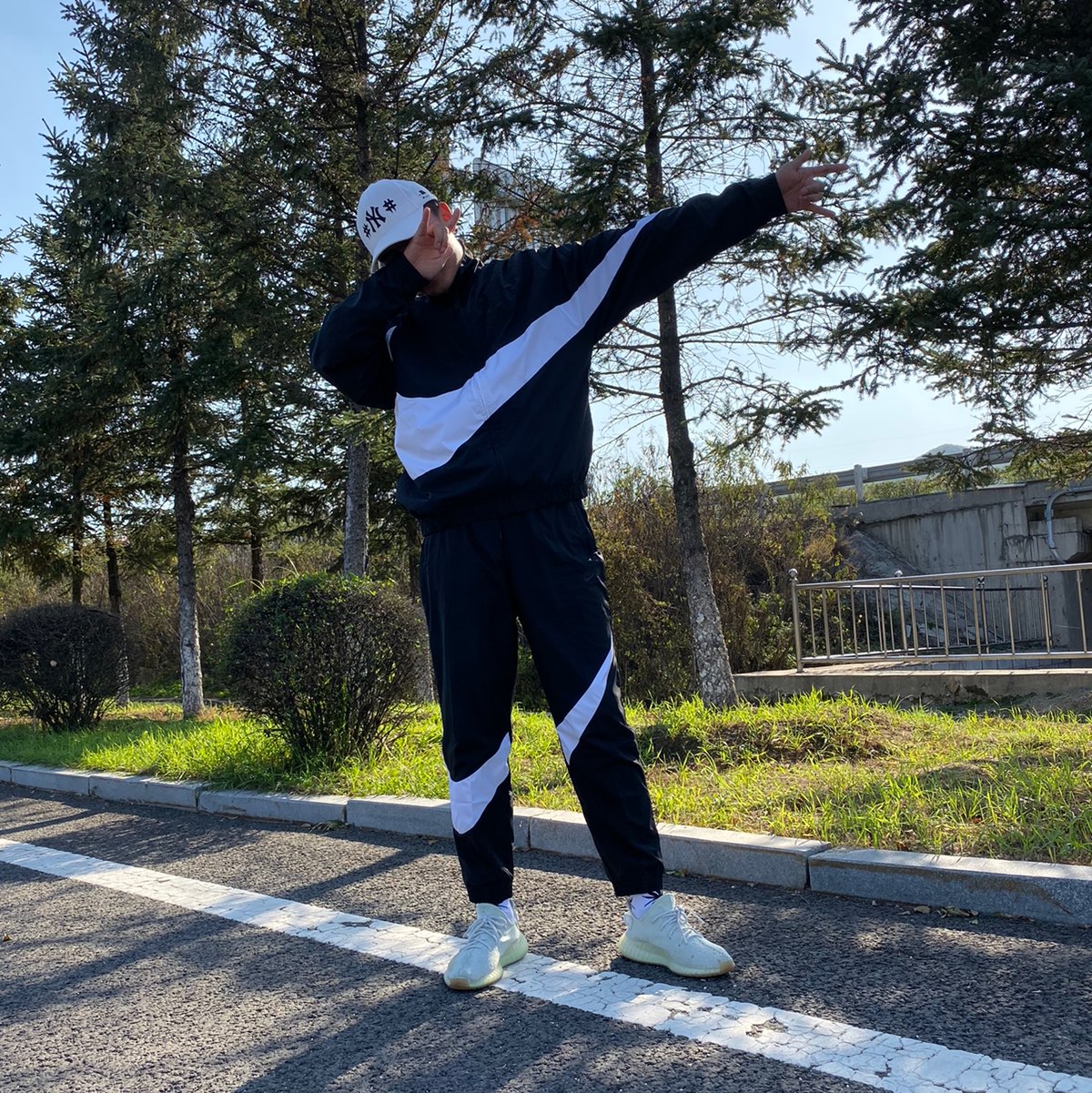 #今日穿搭#
想倒立让自己变成两个倒钩😁