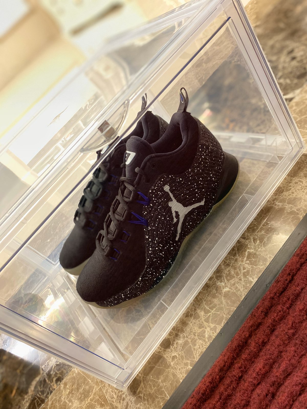 买了真的好几年了，很爱惜，唯一缺点前面会