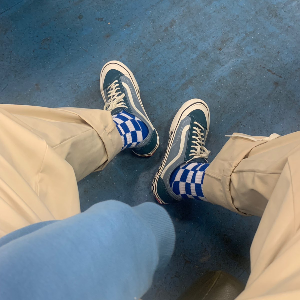 袜子是vans蓝白棋盘格