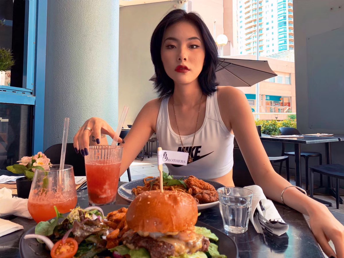 🎽:nike运动背心
👖:美伢 (特别好
