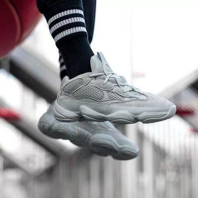首发配色的完美替代，这双破发的Yeezy会成为高危吗？