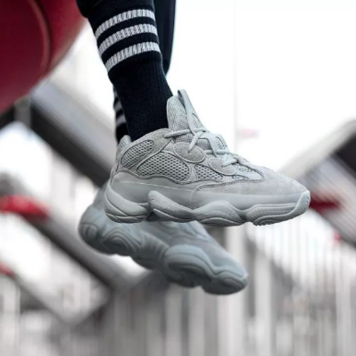 首发配色的完美替代，这双破发的Yeezy会成为高危吗？