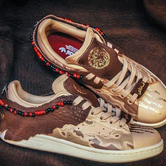 HBO Asia合作呈上, 实拍展示SBTG客制adidas StanSmith