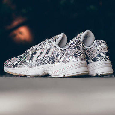 演绎狂野蛇纹，实拍展示白/亚麻色adidas Originals Yung-1