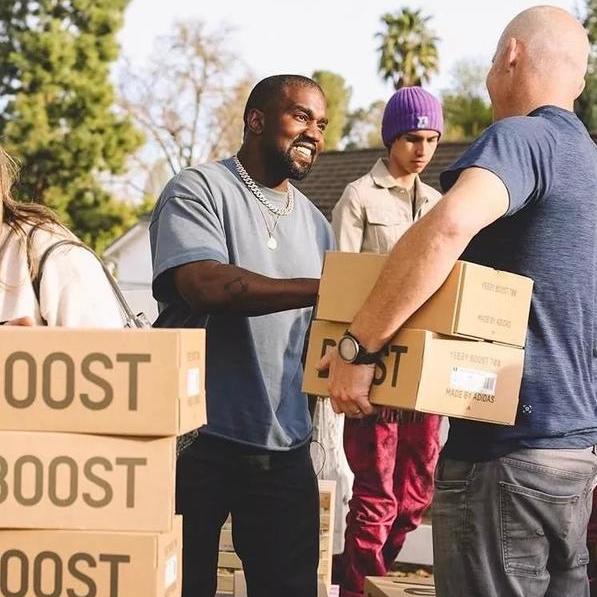 潮流 | 侃爷受邀福布斯专访：“Yeezy是球鞋界的兰博基尼。”