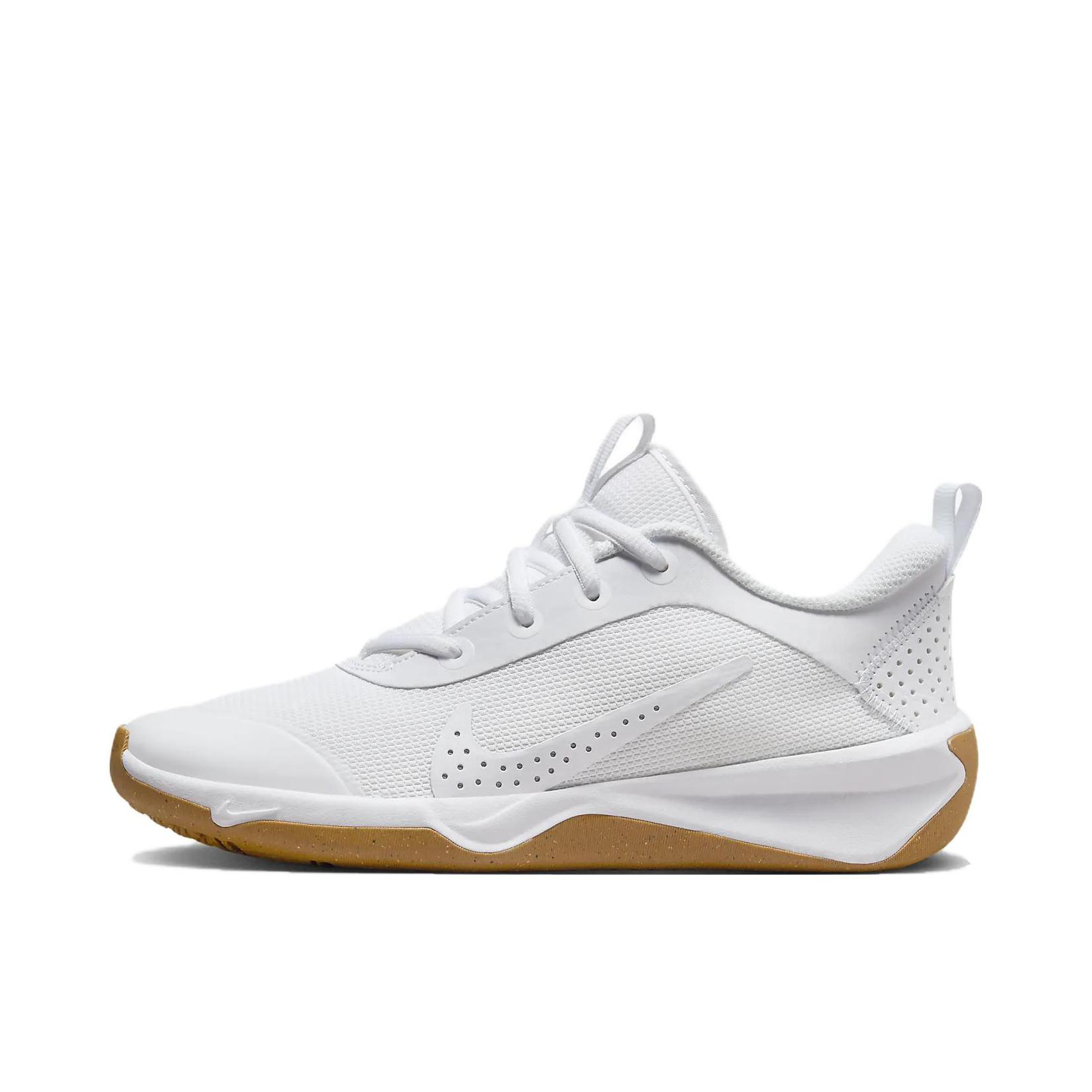 推荐商品：Nike Omni Multi-Court 缓震耐磨 网面透气 室内综合 舒适 运动休闲鞋 大童/白色