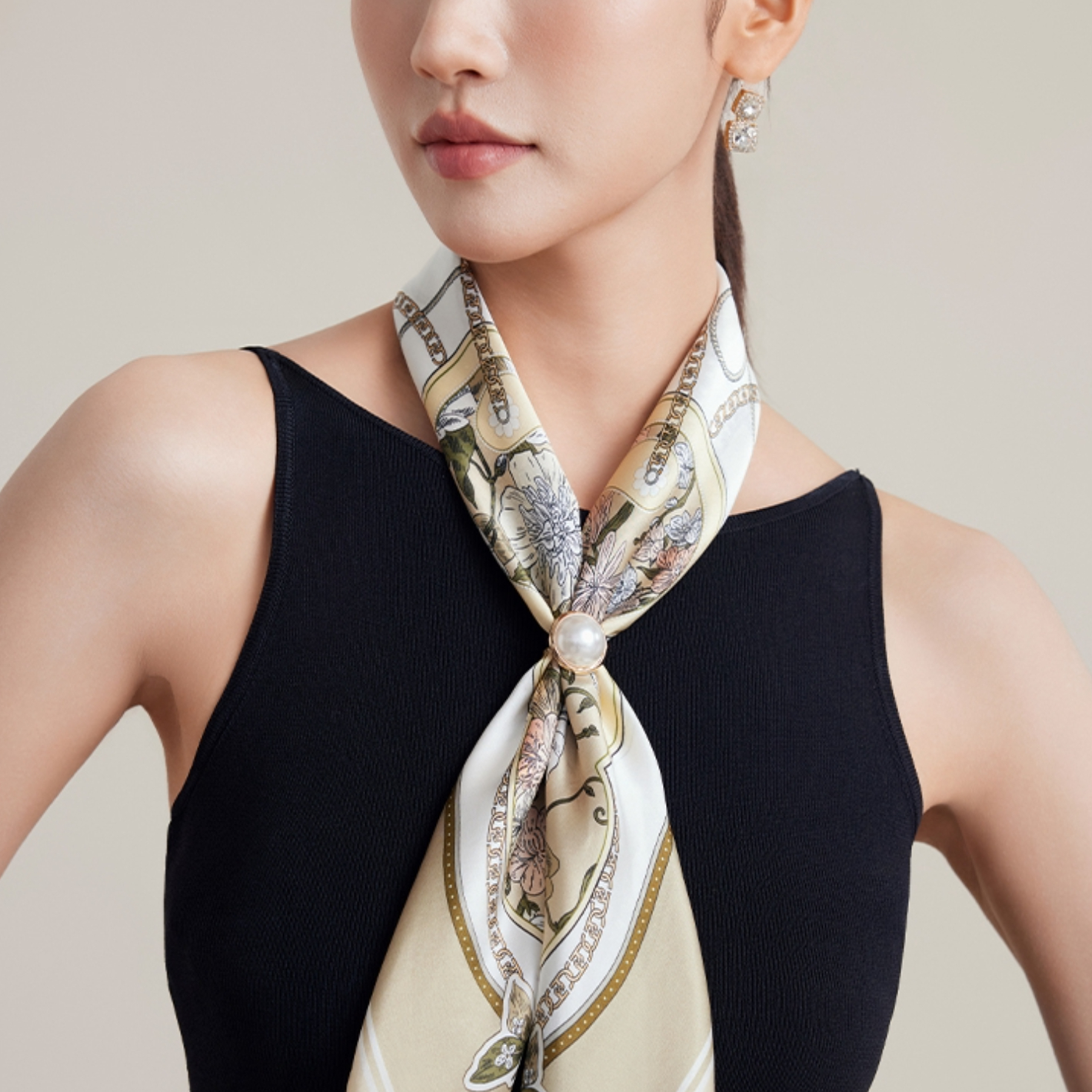 推荐商品：【母亲节礼物】上海故事 24SS桑蚕丝植物花卉印花丝巾 279039