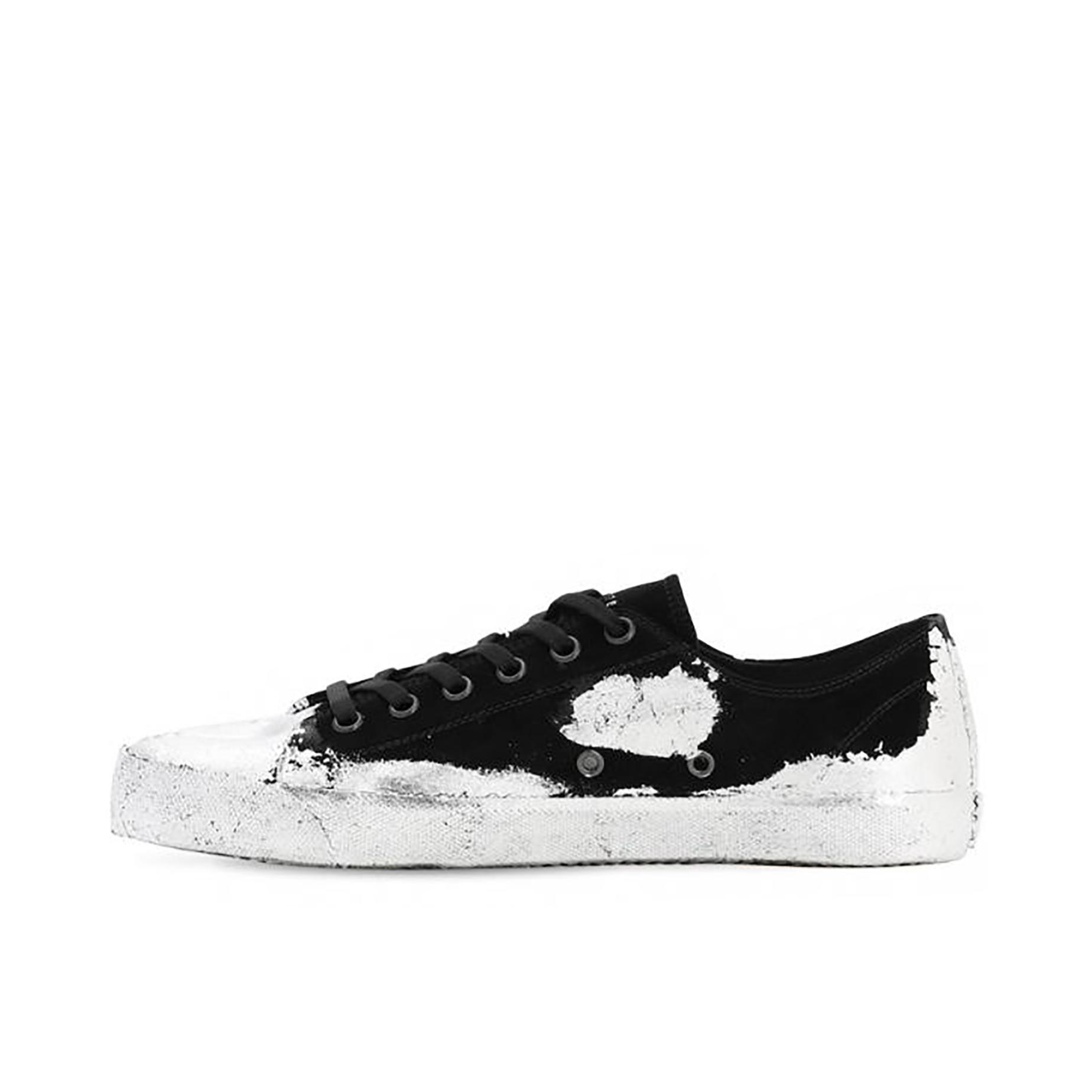 推荐商品：Maison Margiela Tabi系列 舒适轻便 防滑耐磨 帆布 圆头 时尚百搭 复古 分趾 运动休闲鞋 女款/黑色/白色