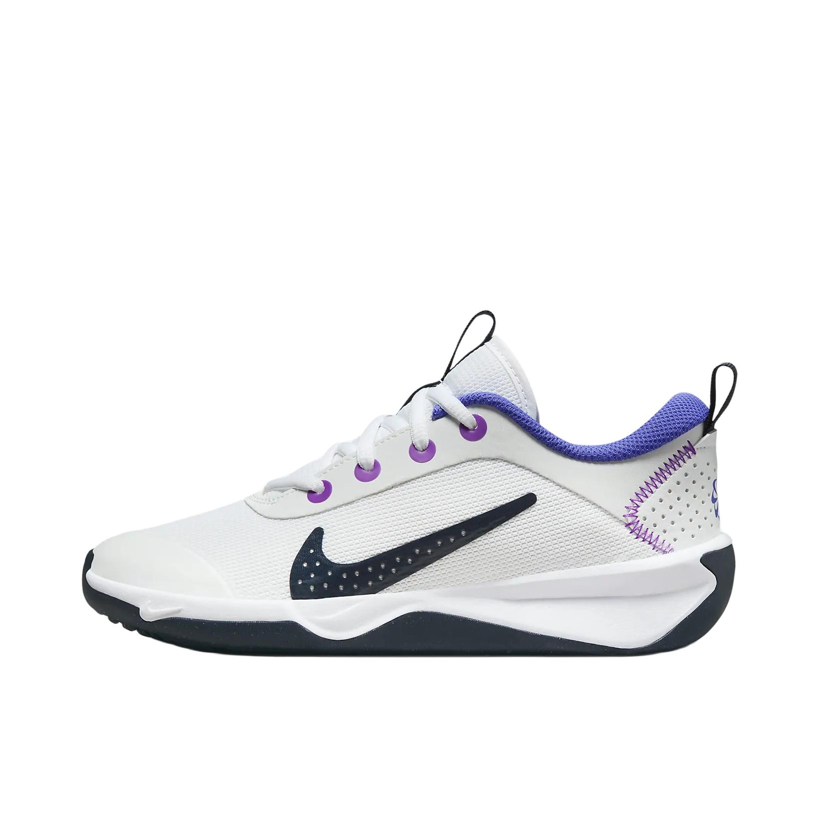 推荐商品：Nike Omni Multi-Court 缓震耐磨 网面透气 室内综合 舒适 运动休闲鞋 GS/紫色/白色
