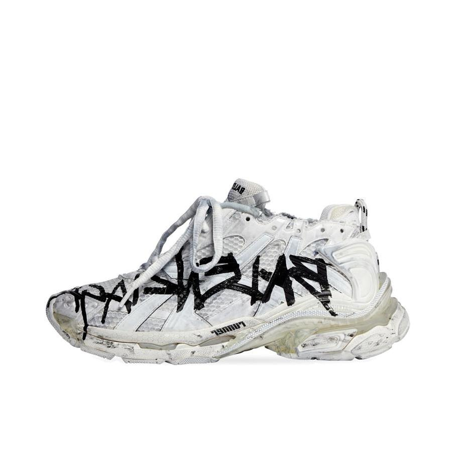 推荐商品：Balenciaga 巴黎世家 Runner系列 防滑耐磨 网布透气 舒适轻便 时尚百搭 网眼 休闲运动 做旧版 老爹鞋 纯白色/黑色