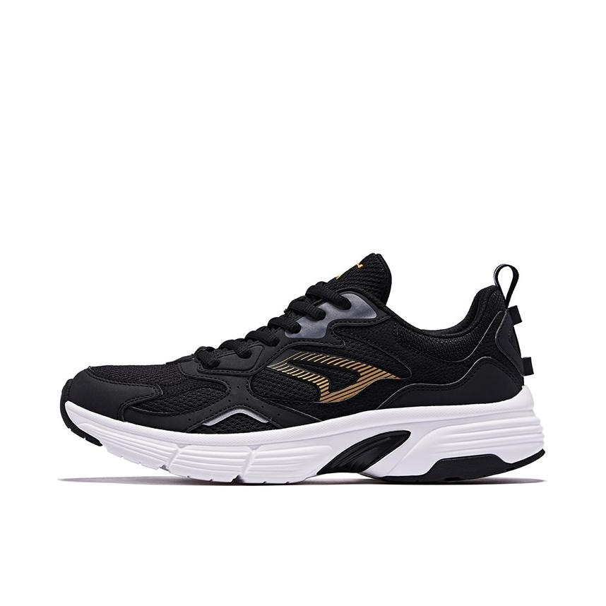 推荐商品：乔丹体育 运动生活系列 跑鞋 防风减震回弹防滑耐磨网面透气软底情侣慢跑 黑色/金色