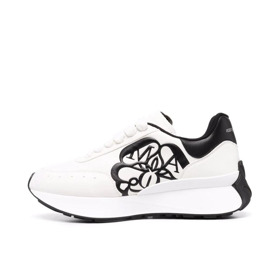 推荐商品：Alexander McQueen/亚历山大麦昆 Sprint 圆头 减震 简约 牛皮 运动休闲鞋 字母印花/白黑色
