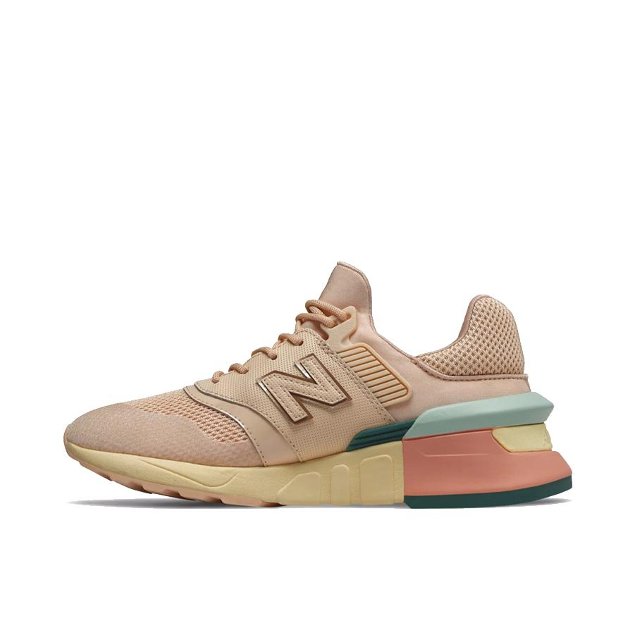 推荐商品：New Balance 997 时尚复古 防滑耐磨 透气舒适 运动休闲鞋 粉蓝