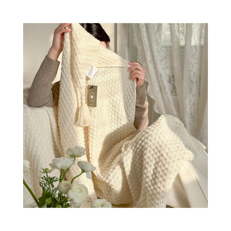 推荐商品：颜初 简约风纯色针织空调午睡毯