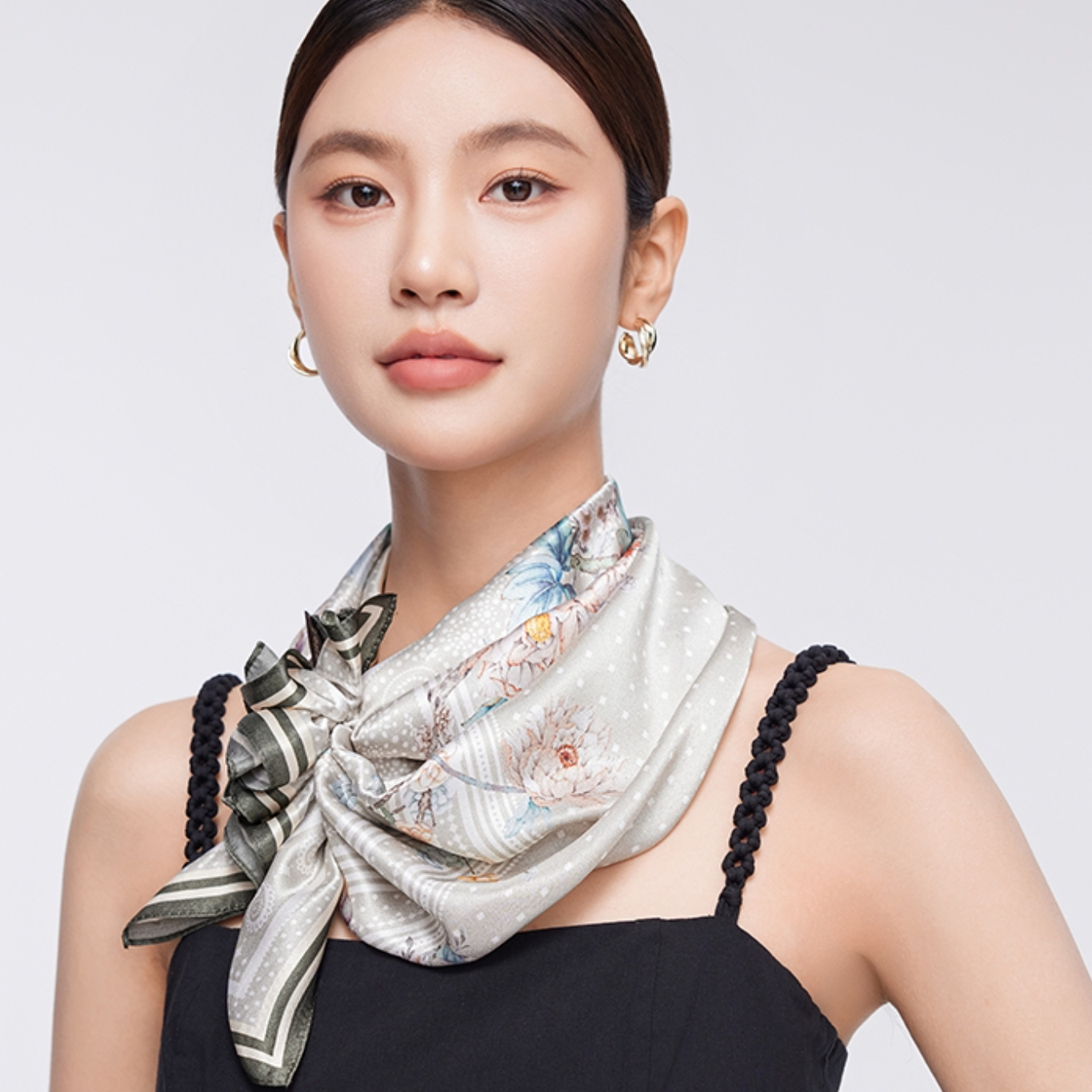 推荐商品：【母亲节礼物】上海故事 24SS桑蚕丝植物花卉印花丝巾 279039