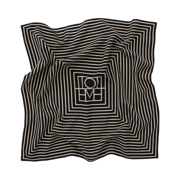 推荐商品：TOTEME 字母标识方形蚕丝围巾 221852800