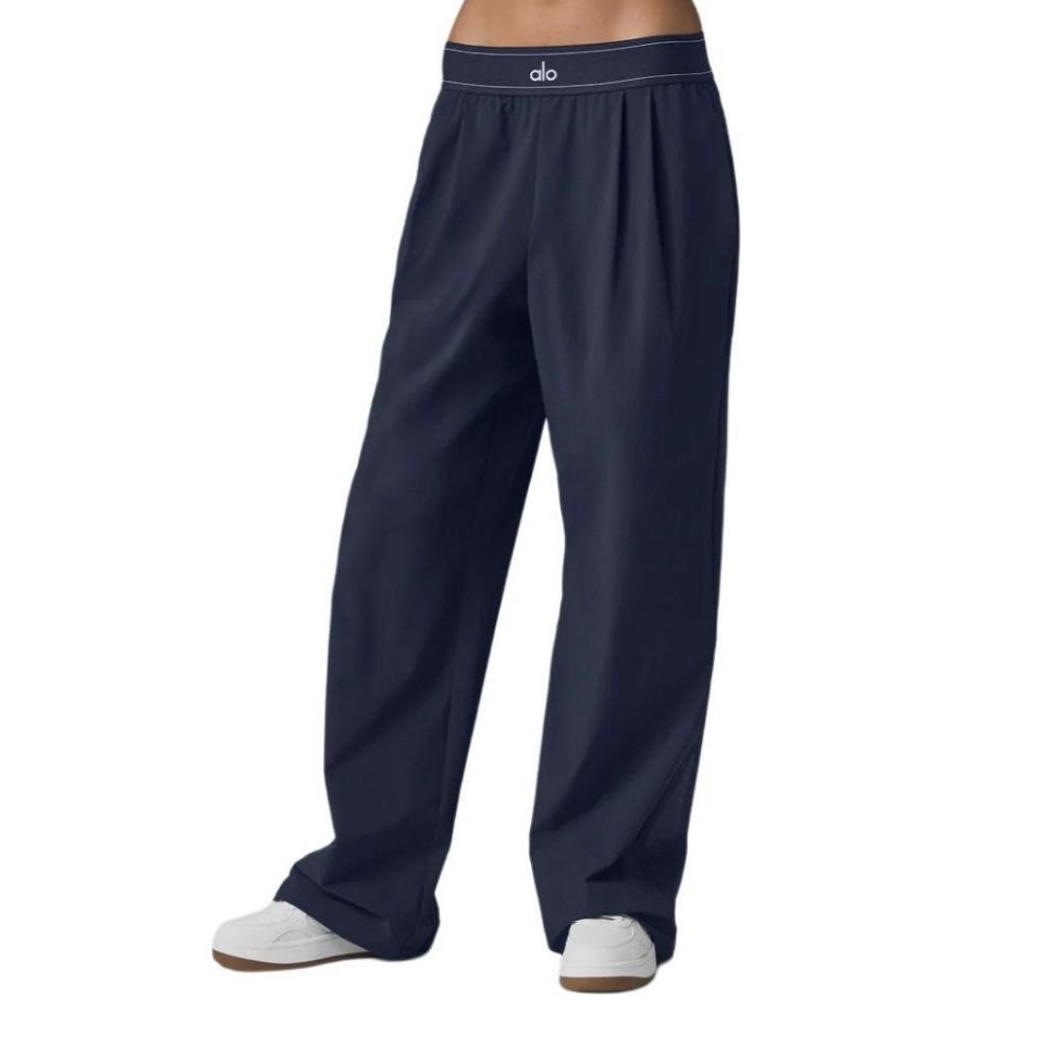 推荐商品：【宁艺卓同款】Alo Yoga SUIT UP系列 柔软轻盈弹力纯色加长款直筒西装裤 女装 W54187R 海军蓝
