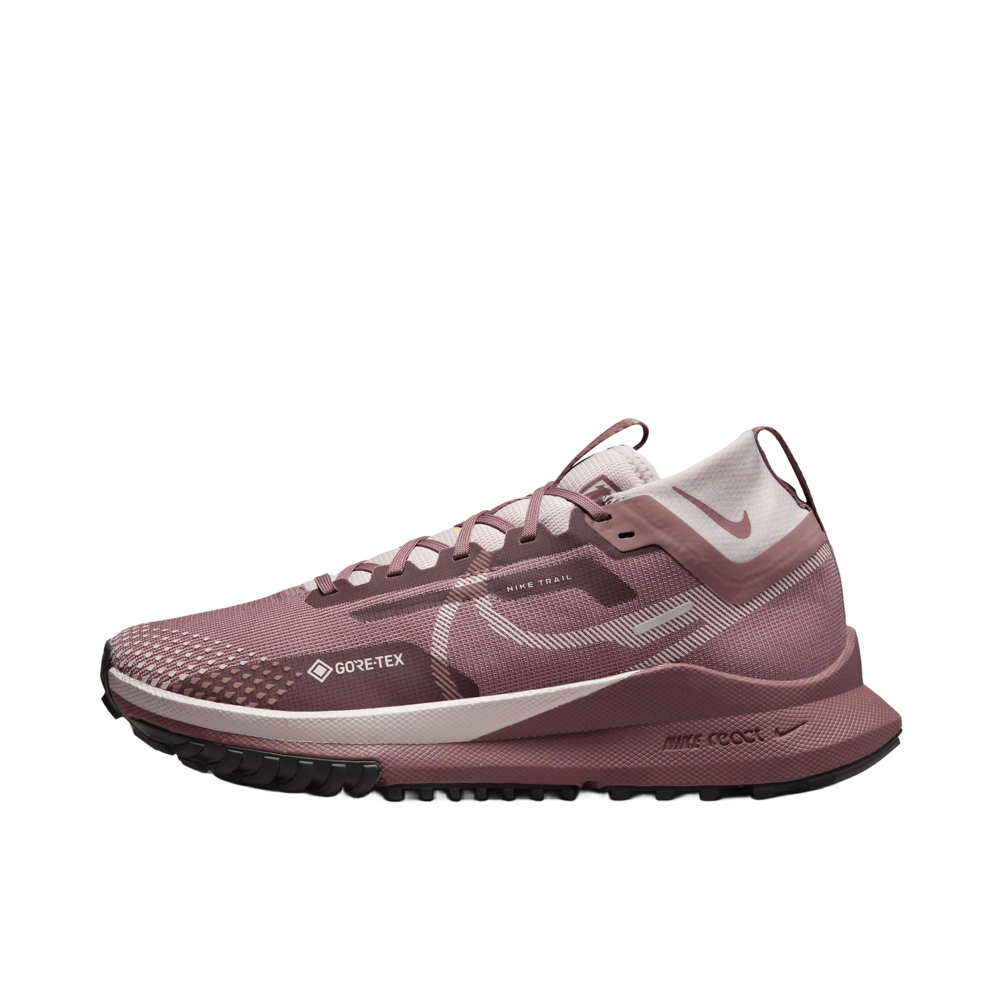 推荐商品：Nike React Pegasus Trail 4 飞马 跑鞋 缓震户外越野防水防滑织物支撑训练圆头回弹平稳 烟灰紫红/灰紫/土星金