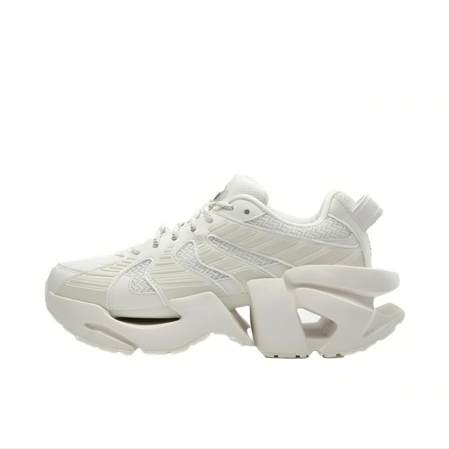 推荐商品：FILA/斐乐  Space  时尚潮流 舒适百搭 防滑耐磨 减震透气  老爹鞋  F12W324103F 雪白色
