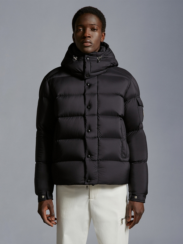推荐商品：Moncler/盟可睐 Maya 系列Logo徽标印花双门襟拉链连帽短款按扣长袖羽绒服 I20911A0004453333 黑