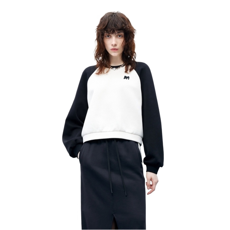 推荐商品：MO&Co. 美式复古刺绣撞色插肩袖圆领卫衣 女装 MBC3SWST02 白