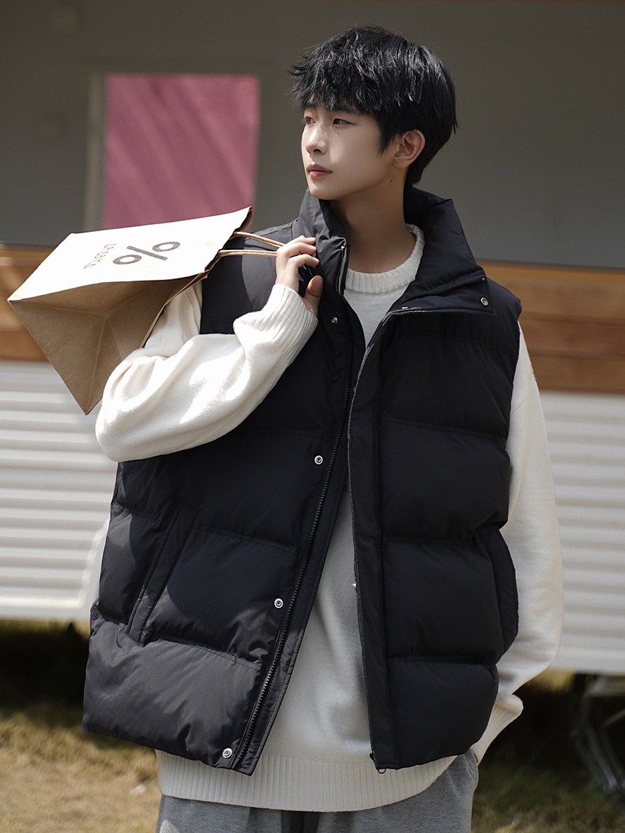 推荐商品：【何洛洛同款】MPUX 保暖耐磨运动白鸭绒立领羽绒马甲 男女同款 MPYR777 黑