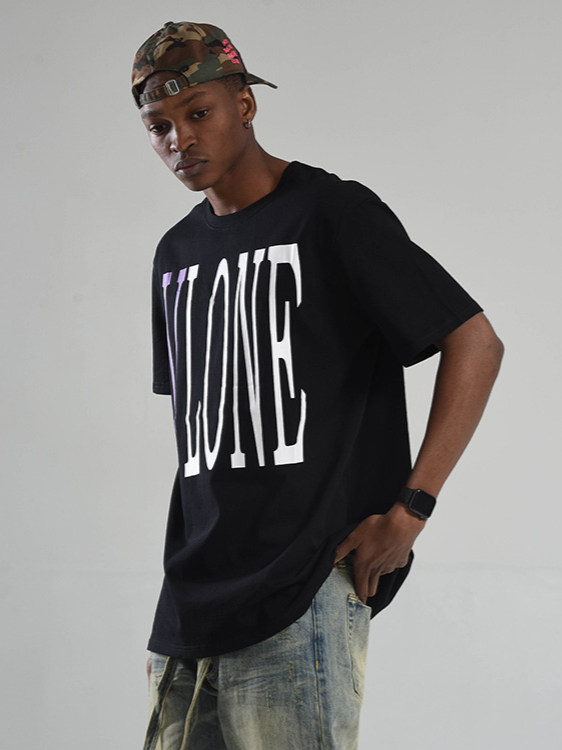 推荐商品：VLONE Staple Hoodle大logo系列3M反光系列大V字烟雾扎染街头圆领套头短袖T恤 VLTESR42ZH 黑底紫V