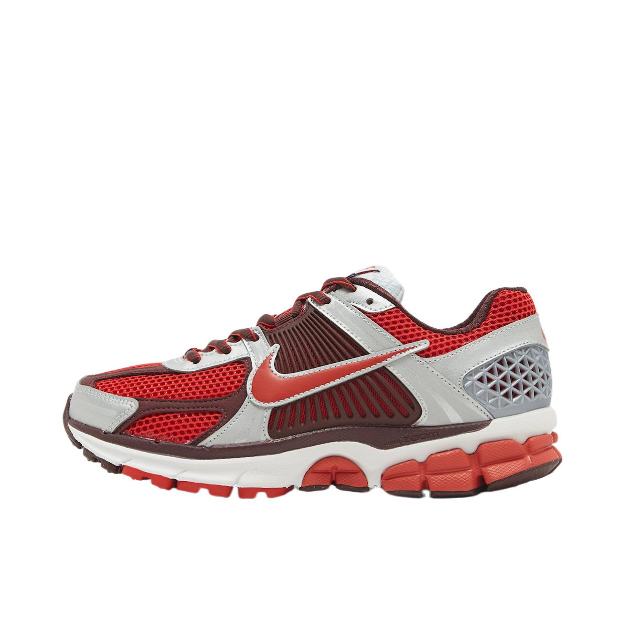 推荐商品：Nike Zoom Vomero 5 跑鞋 舒适缓震网面透气百搭复古支撑训练轻便 红色/银灰/棕色