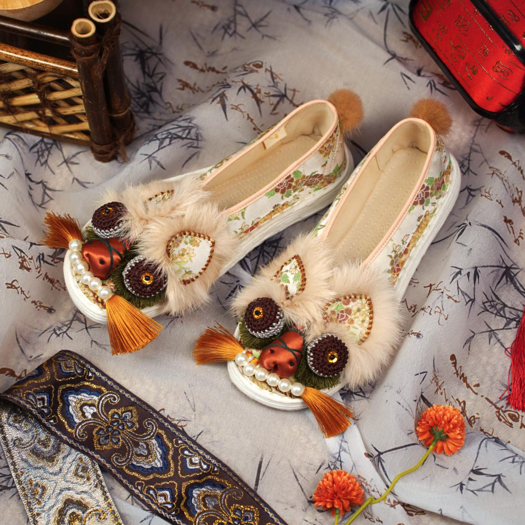 推荐商品：虎头鞋 棉鞋 百搭雕花新中式非遗绣花毛球 米色