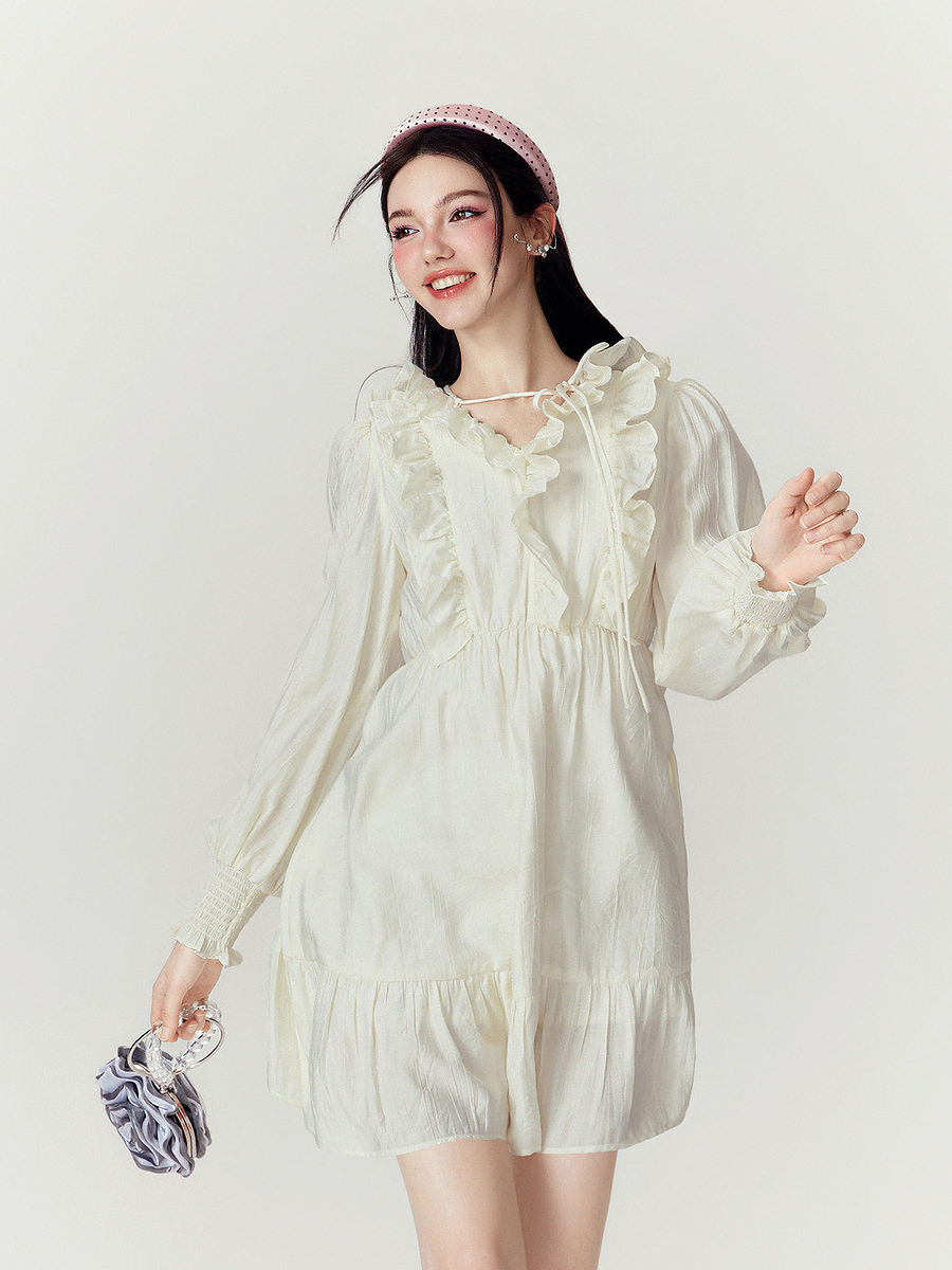 推荐商品：【张淼怡同款】MEETLADY 设计感裙子千金风甜美复古长袖连衣裙 女装 DLQ037 米