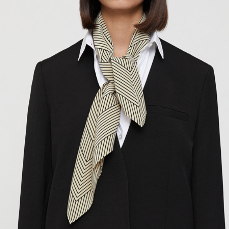 推荐商品：TOTEME 桑蚕丝条纹字母标识方形围巾 221854800