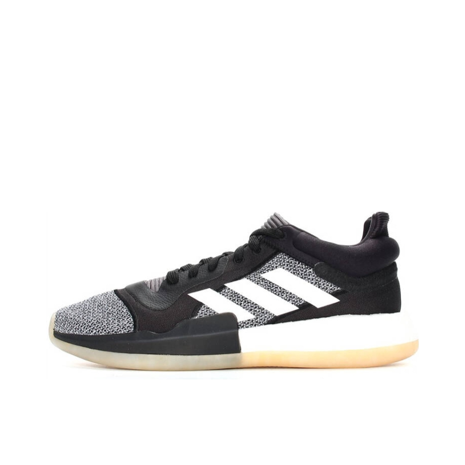 推荐商品：adidas Marquee Boost 篮球鞋 透气轻质缓震复古耐磨实战 Black/White/Gum 黑白生胶 Low