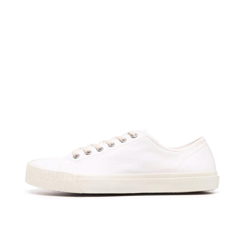 推荐商品：Maison Margiela Tabi 板鞋 舒适轻便百搭时尚织物分趾圆头 白色/低帮