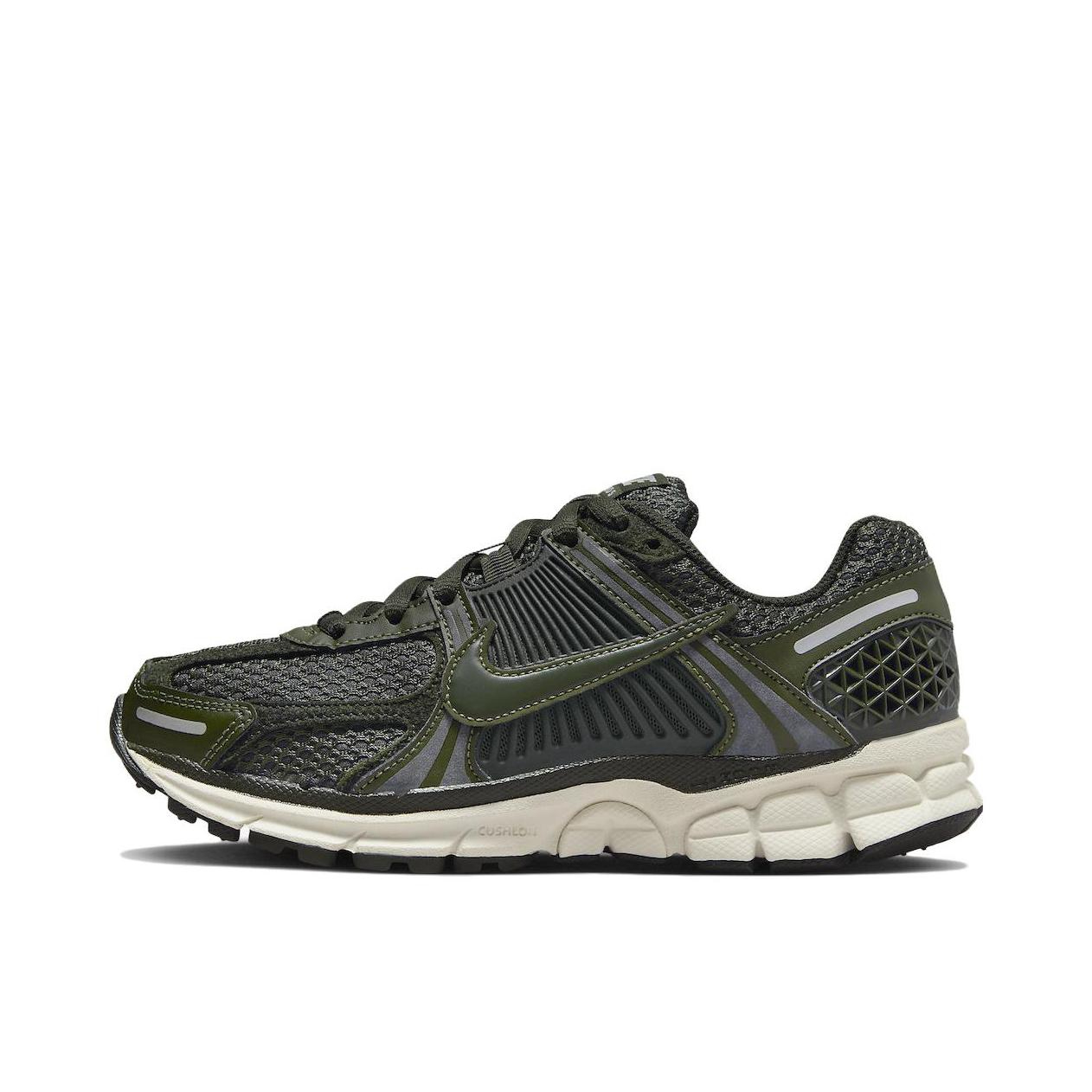 推荐商品：Nike Zoom Vomero 5 跑鞋 舒适缓震网面透气百搭复古支撑训练轻便 黑色/白色/军绿色