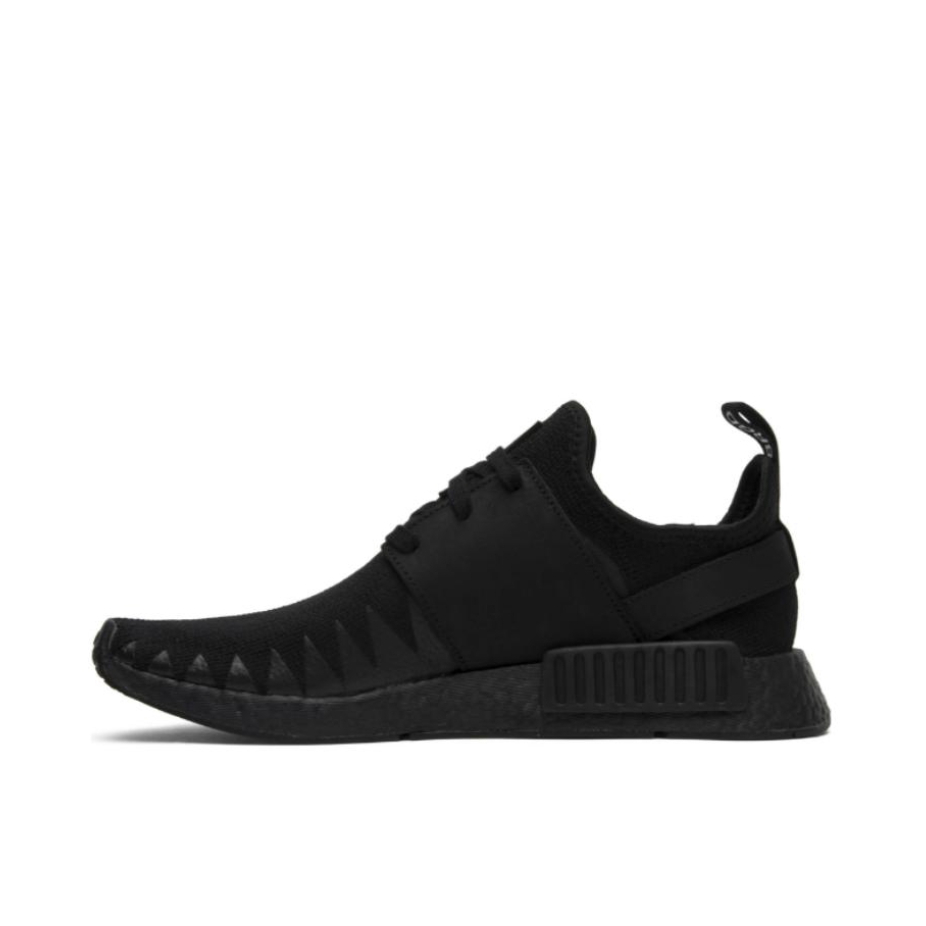 推荐商品：adidas Originals NMD R1 BOOST 织物 轻便透气 缓震 低帮 运动休闲鞋 Neighborhood Triple Black 黑武士箭齿