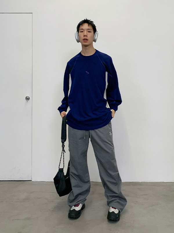 推荐商品：【范丞丞同款】ROARINGWILD/咆哮野兽  户外ARCH装饰线拼接长袖T恤 男女同款 ARW232401 深蓝