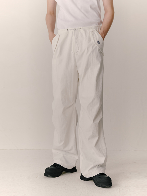 推荐商品：【刘恋同款】FREO3N 褶皱设计防风防水降落伞抽绳运动长裤 zq2230011 白