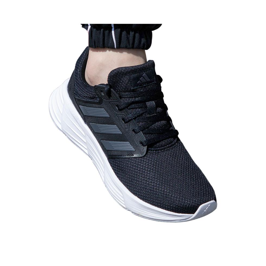 推荐商品：adidas Galaxy 6 跑鞋 缓震回弹防滑耐磨网面透气轻便复古随心畅跑支撑 黑色/灰色