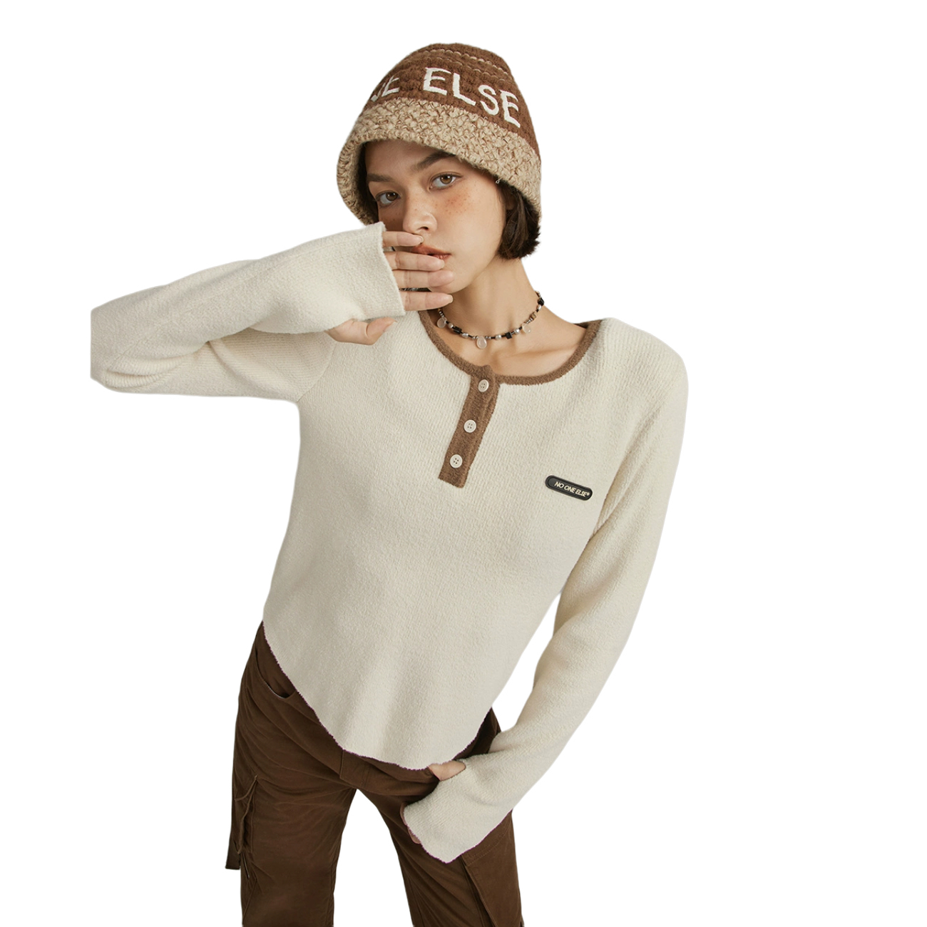 推荐商品：NO ONE ELSE  美式拼色半开领纽扣短款毛衣 女装 DENJ015D 白杏