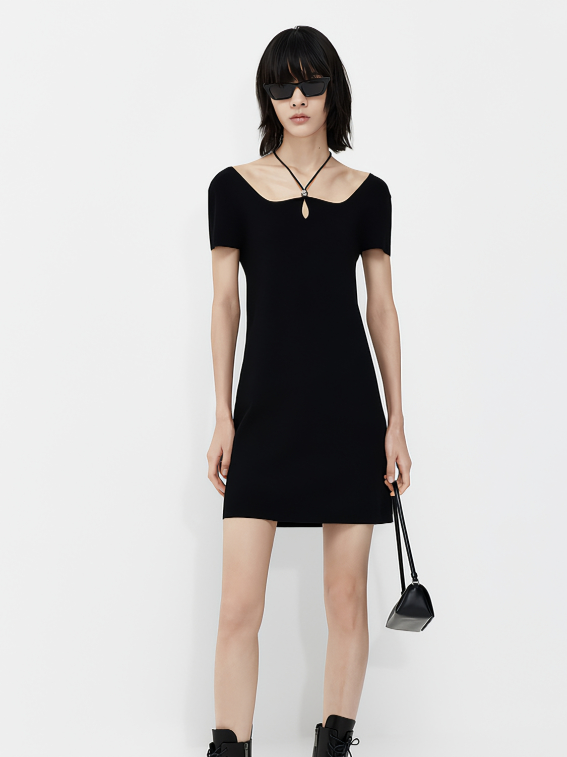 推荐商品：MO＆Co．/摩安珂  法式气质挂脖方领露背针织连衣裙 女装 MBC2DRS034 黑