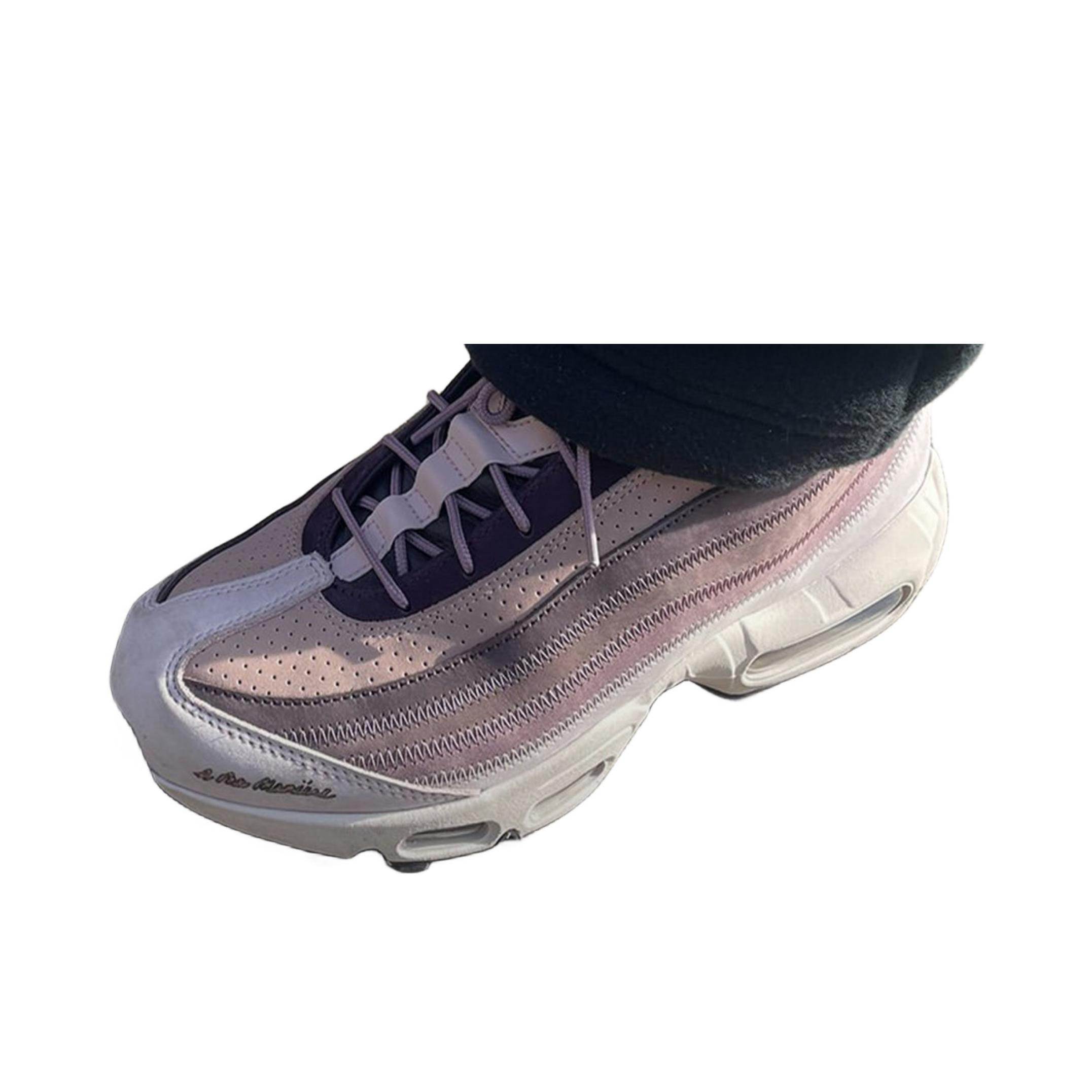推荐商品：Nike Air Max 95 跑鞋 潮流时尚复古百搭防滑耐磨舒适透气防水气垫织物支撑低帮缓震贴合耐用圆头 A Ma Maniére