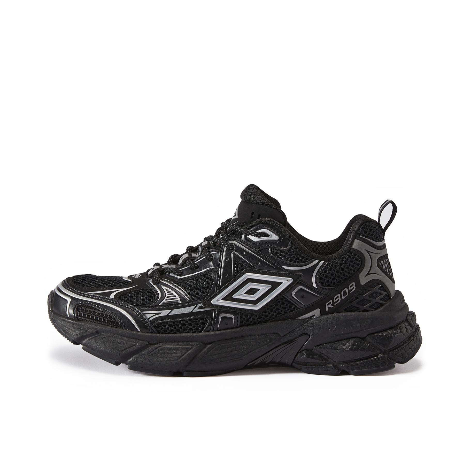 推荐商品：Umbro R909 复古 反光 运动 低帮 圆头 运动休闲鞋 U1124150609 黑色/银色