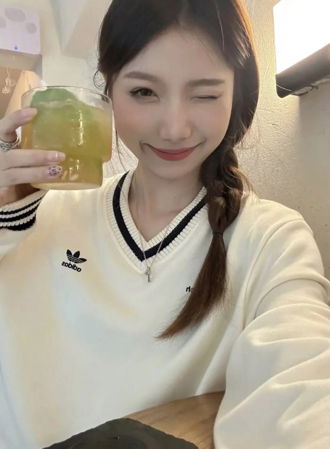 Adidas 长袖，街头潮流与运动活力的融合