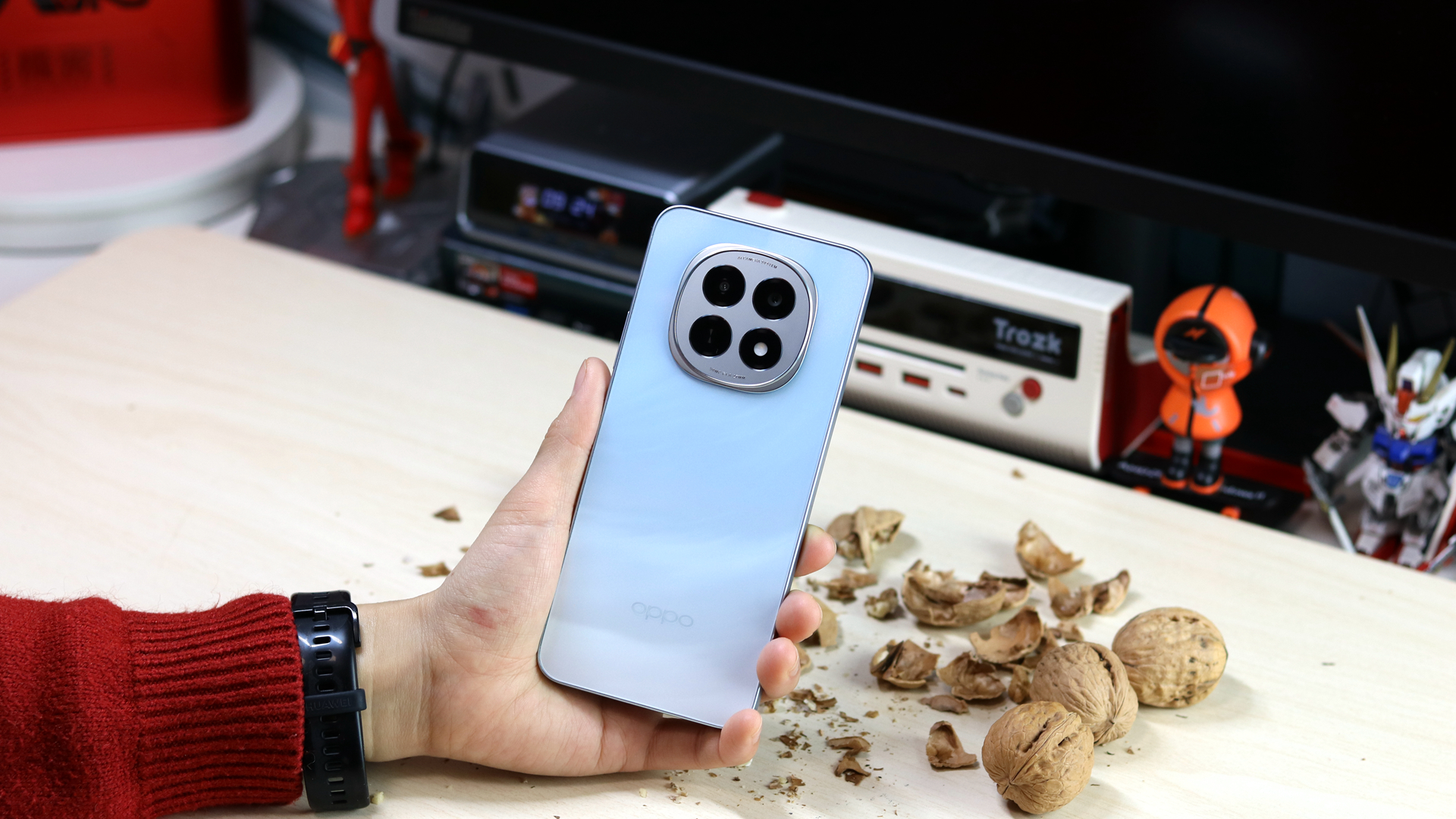 适合送父母长辈的千元手机，OPPO A5硬核测试，能砸核桃能防水